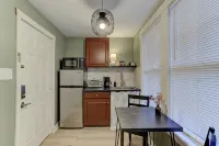 Tiny Trendy Traveler's Studio in Historic Midtown! - Balcony