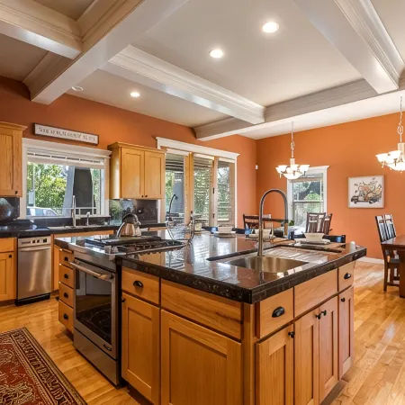Royal Oak Manor Lrg Private Home and Yard Sleeps 18!