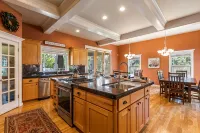 Royal Oak Manor Lrg Private Home and Yard Sleeps 18! - Bungalows