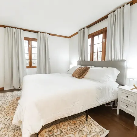 Stunning • 3128 Sqft • Screened Porch• 5 Miles to IU