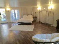 The Garden Carriage House - Homestays