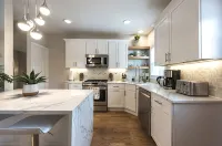 Airy Downtown 1BR w/ Parking - 4성급