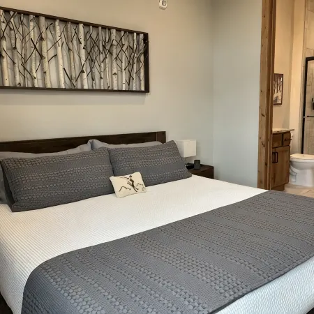 Bonus Bunk Room!  Private Hot Tub and Walkable to Restaurants and Brewery! Отели в г. Фрейзер