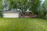 Centrally located, huge shaded patio with hot tub! Entire place to yourself!
