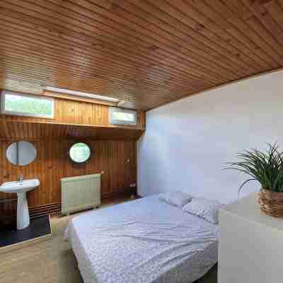 Cosy and convivial houseboat Rooms