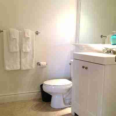 3 minutes to the beach! 1 Bedroom Condo near shopping and Dining Rooms