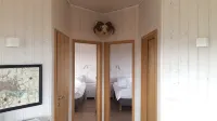Amazing cabin with warm interior, hot tub, fire place, projector & magical views - Homestays
