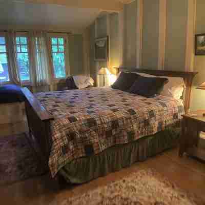 Historic Point Comfort Lodge on Upper Klamath Lake at Rocky Point Rooms