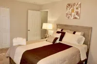 Cheerful 2 bedroom townhouse with indoor Fireplace - Gym