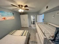 BRAND NEW beachfront remodeled condo - piscine