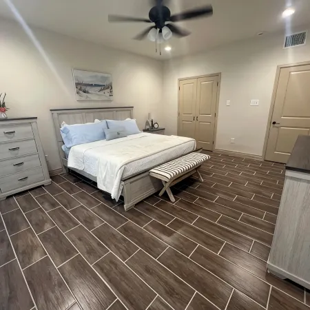 Charming 2-bedroom cottage in Laredo with high-speed WiFi, AC