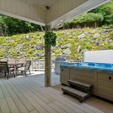 Elevated Lifestyle, Spacious 6 Bdrm w/ Hot Tub!