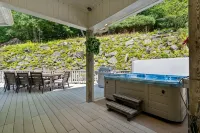 Elevated Lifestyle, Spacious 6 Bdrm w/ Hot Tub!