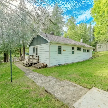 Cozy up River Cabin—Prime Spring Trout Fishing & Easy up Exploring
