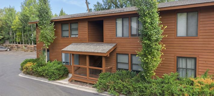 Modern Comfort in Prime Location: Stylishly Remodeled Condo Steps from Downtown Hotels in Jackson