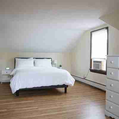 Entire House, Sleep 12, Garage, Fully Fenced Backyard Rooms