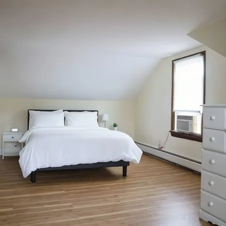 Entire House, Sleep 12, Garage, Fully Fenced Backyard Hotels in Nashua