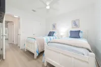 200 ft to toes in the sand...restaurants, shopping, biking, Mayo Clinic nearby! - balcony