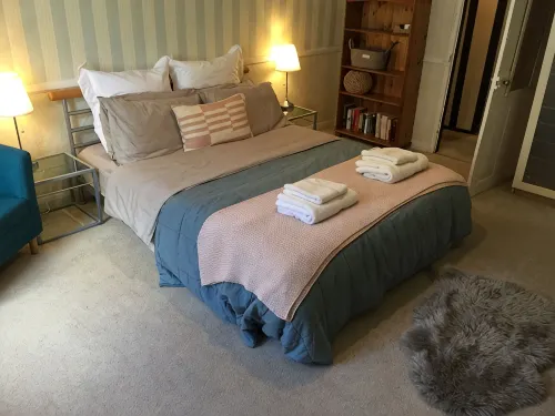 HOWTON COTTAGE - village cottage on coast path next to beaches - Wifi