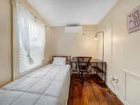 Cozy Chalet Bungalow in West Park - Cleveland Hotels near Cleveland Hopkins International Airport