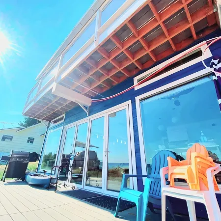 Waterfront beach house 3 minute walk to town.