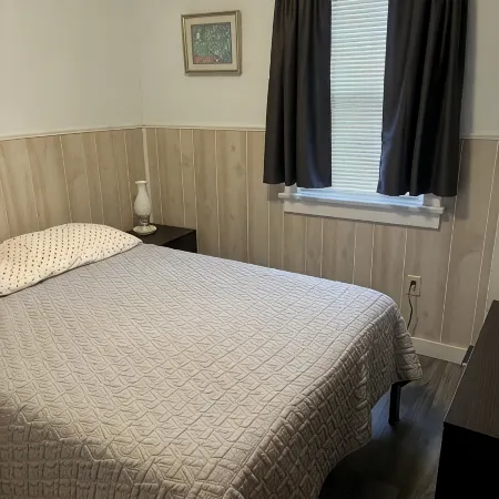 Cute, clean, cozy and pet friendly cottage that is 10 minute walk to the strip.