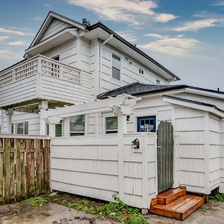 The Pine House: Unit A (near 6th Ave, UPS, UW, and Point Ruston)