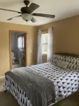 Roomy home with spacious fenced in backyard and fire pit. - 3 estrellas