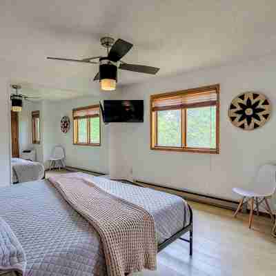 Breezy Hills - Unit 3; Lake Bemidji, King Bed, Kayaks, PB Trail Private Access Rooms