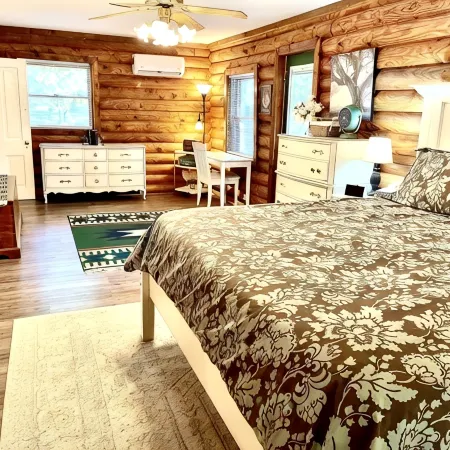 "River House" Log Cabin Nestled near the Red River
