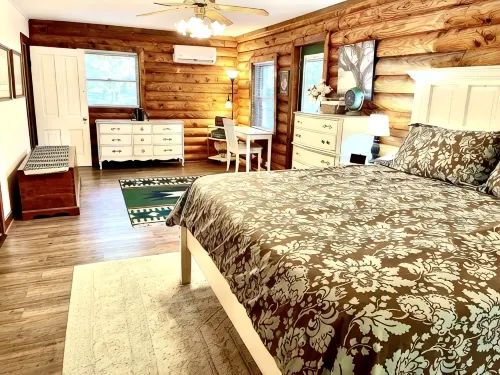"River House" Log Cabin Nestled near the Red River - Wifi