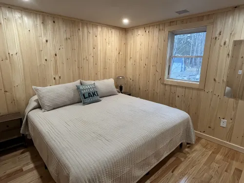 Lakefront 4 Bedroom 2 Bathroom Retreat with Beach and Dock - Beach
