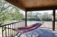 Southern Grace on the Caddo - on the River! with Hot Tub! - Parvekkeita