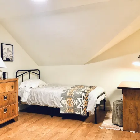 Mid century riverfront cabin. Hot tub, Pet friendly, Riverview