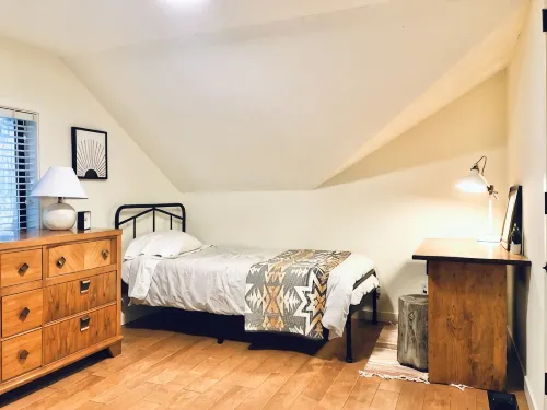 Mid century riverfront cabin. Hot tub, Pet friendly, Riverview - Chalets