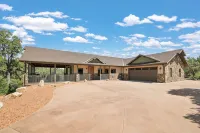 Canyon-View Retreat Minutes from Zion with Hot Tub, Game Room & Chef’s Kitchen - Balkon
