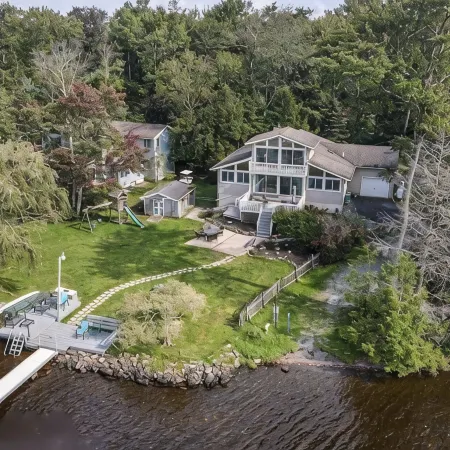 Chalet on the Lake, Boats, Games, Swimming, Fishing, Sunset Views, Private Lake