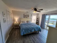 ICW Waterfront Beach Cottage - Sleeps 9! - ブティック