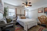 Haus Of Hues: MDRN Bright Peaceful Private Apt - 4-Star