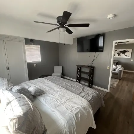Quiet and Cozy 1br upstairs Guest House