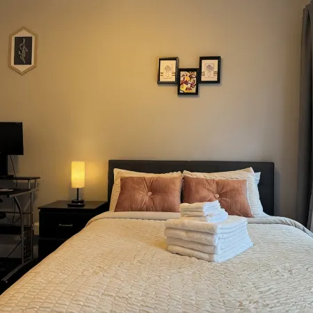 Cozy 2Br Retreat with Free Parking & Prime Location