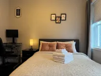 Cozy 2Br Retreat with Free Parking & Prime Location - บังกะโล