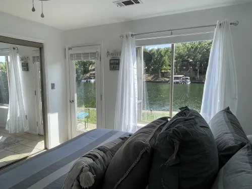 Relaxation Destination--updated lakefront condo just steps from Lake Hamilton!!! - Homestays