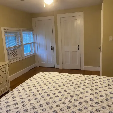 BEACH BUM CARRIAGE HOUSE with kayaks - steps to beach, park, marinas & brewery!