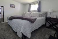 Relaxing 2 bedroom cottage w/ hot tub and air hockey/ping pong table - 4-Star