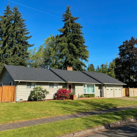 Newly remodeled cozy home with large yard. Close to U of O, Autzen, and Oakway.