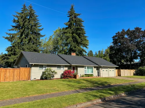 Newly remodeled cozy home with large yard. Close to U of O, Autzen, and Oakway. - 4-Star