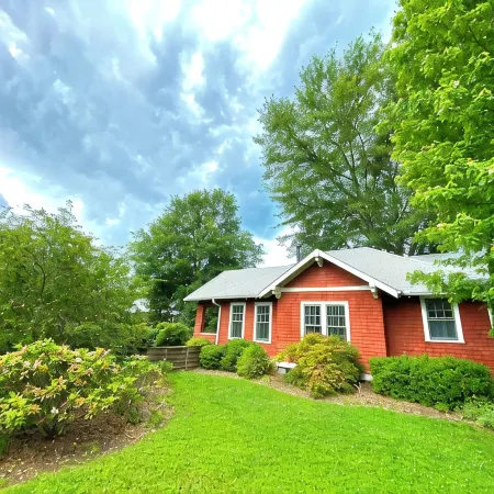 Deluxe Downtown Bungalow - fenced in yard, pet friendly.