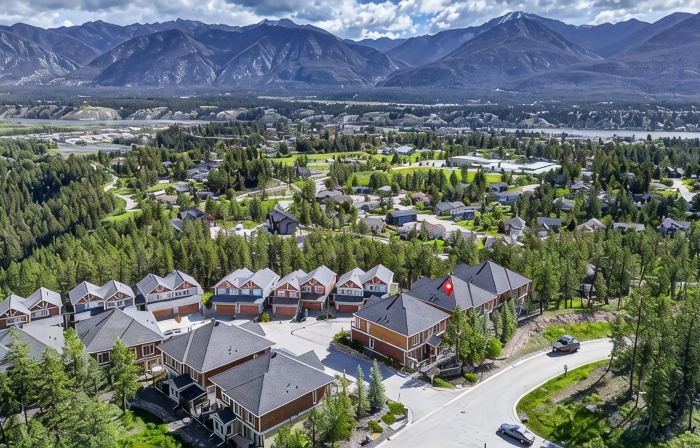 Spacious Invermere 3bd2.5ba Townhome Nestled in the Purcell Mountains!