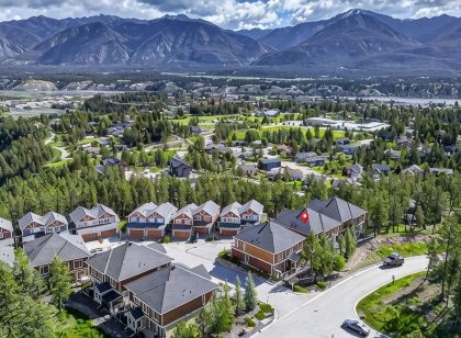 Spacious Invermere 3bd2.5ba Townhome Nestled in the Purcell Mountains!